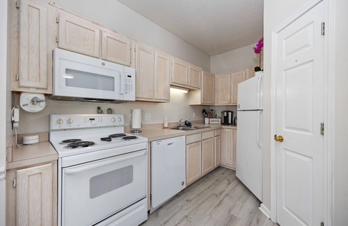 Myrtle Beach Villa | 3-Bedroom, Pet Friendly Villa w/ Private Yard--3 min walk to Beach!