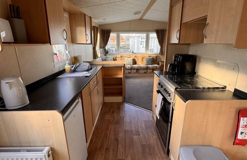 Towyn Chalet De Esquí | 3 bedroom, pet friendly, Lyons Winkups, Towyn