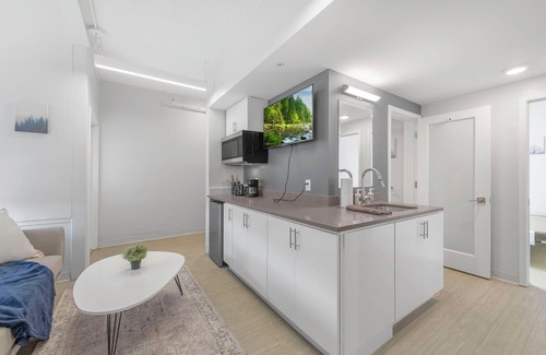South Kansas City Apartamento | 3-bedroom Pod in Kansas City w/ WiFi, AC, Parking & Dedicated Workspace by UMKC