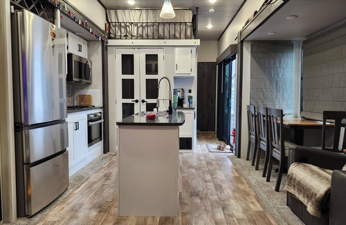 Moses Lake Casa | 3-bedroom RV in charming mardon resort on the golf course. Pets ok with AC, WiFi