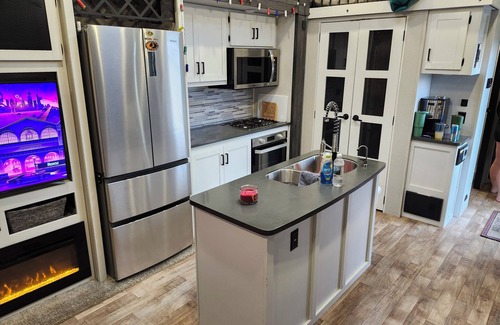 Moses Lake Casa | 3-bedroom RV in charming mardon resort on the golf course. Pets ok with AC, WiFi