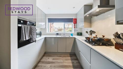 Camberley Casa | 3 BEDROOM SERVICED HOUSE WITH FREE PARKING FOR 2 CARS, FREE WiFi, PERFECT FOR BUSINESS STAYS, FAMILIES, RELOCATIONS, EXTENDED STAYS, AND EMERGENCY ACCOMMODATION by REDWOOD STAYS