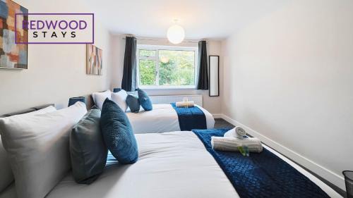 Camberley Casa | 3 BEDROOM SERVICED HOUSE WITH FREE PARKING FOR 2 CARS, FREE WiFi, PERFECT FOR BUSINESS STAYS, FAMILIES, RELOCATIONS, EXTENDED STAYS, AND EMERGENCY ACCOMMODATION by REDWOOD STAYS