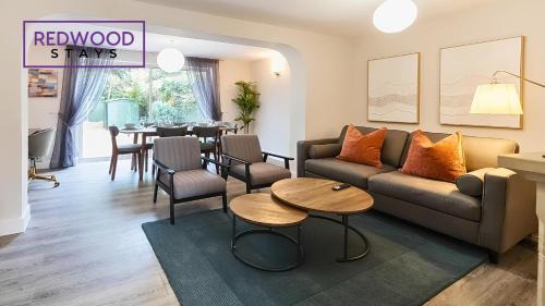 Camberley Casa | 3 BEDROOM SERVICED HOUSE WITH FREE PARKING FOR 2 CARS, FREE WiFi, PERFECT FOR BUSINESS STAYS, FAMILIES, RELOCATIONS, EXTENDED STAYS, AND EMERGENCY ACCOMMODATION by REDWOOD STAYS