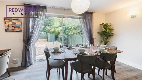 Camberley Casa | 3 BEDROOM SERVICED HOUSE WITH FREE PARKING FOR 2 CARS, FREE WiFi, PERFECT FOR BUSINESS STAYS, FAMILIES, RELOCATIONS, EXTENDED STAYS, AND EMERGENCY ACCOMMODATION by REDWOOD STAYS