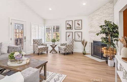 Mission Viejo Apartamento | 3 Bedroom Single family L-597259 by Houzlet