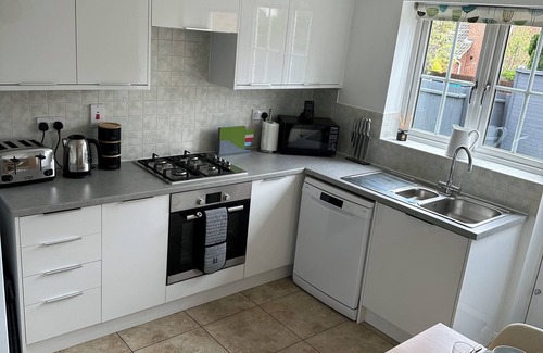 Higham Ferrers Casa | 3 Bedroom, Sleeps 5/6, drive and car charger, near Rushden Lakes.