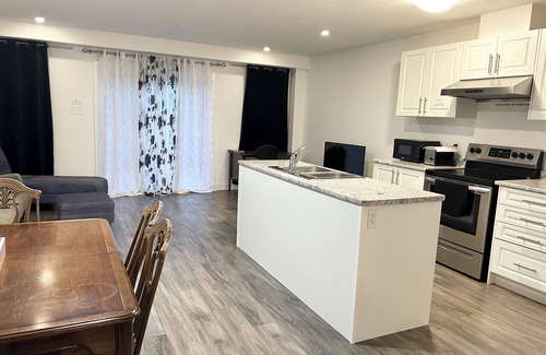 Kitchener Casa | 3 Bedroom (Sleeps 10!) 2.5 Bath Home!