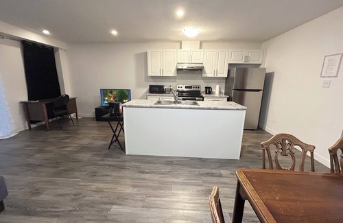 Kitchener Casa | 3 Bedroom (Sleeps 10!) 2.5 Bath Home!