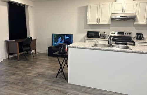 Kitchener Casa | 3 Bedroom (Sleeps 10!) 2.5 Bath Home!