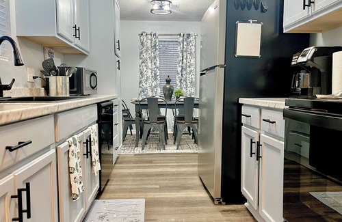 Alexandria Casa | 3 Bedroom Sleeps 8 - Close to Downtown Fun, Medical Center & Shopping,