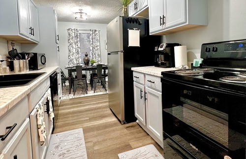 Alexandria Casa | 3 Bedroom Sleeps 8 - Close to Downtown Fun, Medical Center & Shopping,