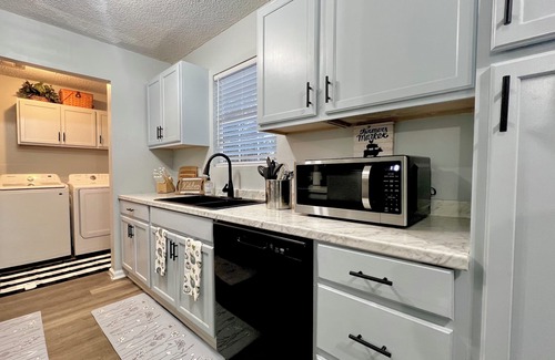 Alexandria Casa | 3 Bedroom Sleeps 8 - Close to Downtown Fun, Medical Center & Shopping,