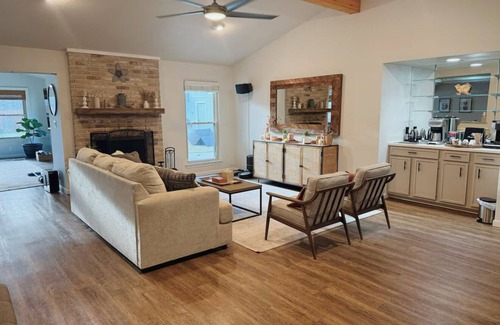Buda Casa | 3-bedroom spacious, private house with pool, game room, fitness room, sleeps 8+