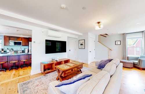 Waterbury Center Apartamento | 3-bedroom suite in a vintage farmhouse with on-site hot tub - near ski/hike/bike