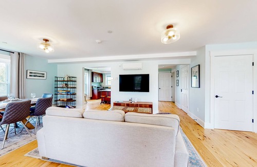 Waterbury Center Apartamento | 3-bedroom suite in a vintage farmhouse with on-site hot tub - near ski/hike/bike