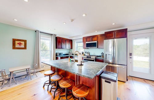Waterbury Center Apartamento | 3-bedroom suite in a vintage farmhouse with on-site hot tub - near ski/hike/bike
