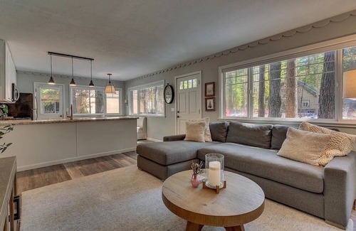 Tahoe Pines Chalet De Esquí | 3-Bedroom Tahoe Retreat, Steps to the Lake, Private Pier, Minutes to Ski Resorts