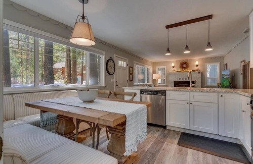 Tahoe Pines Chalet De Esquí | 3-Bedroom Tahoe Retreat, Steps to the Lake, Private Pier, Minutes to Ski Resorts
