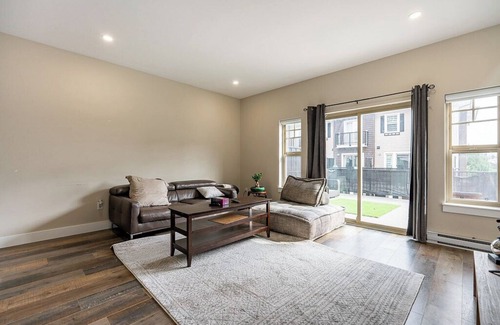 Abbotsford Casa | 3-bedroom townhome in enchanting Abbotsford with AC