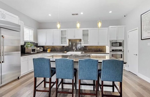 Uptown Casa | 3-bedroom townhome in wonderful Dallas with AC, WiFi