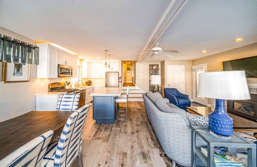 South End Condominio | 3 bedroom, two full bath home is meticulously maintained!