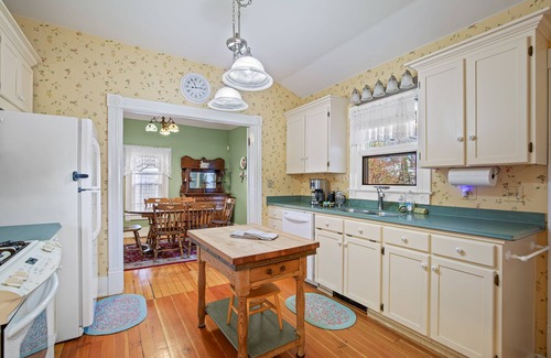 Siskiyou-Hargadine Historic District Casa | 3 Bedroom Victorian a few blocks from Downtown!