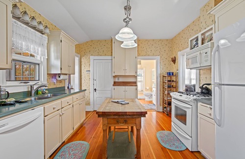 Siskiyou-Hargadine Historic District Casa | 3 Bedroom Victorian a few blocks from Downtown!