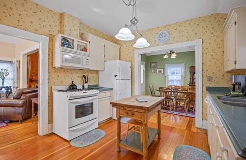 Siskiyou-Hargadine Historic District Casa | 3 Bedroom Victorian a few blocks from Downtown!