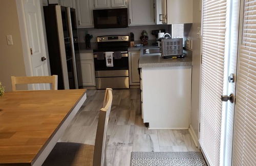 Toddville Road Casa | 3 bedroom with open loft home Close to Airport