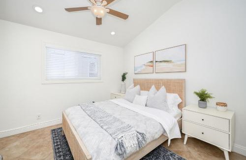 Balboa Peninsula Casa | 3 Bedroom with Park and Beach in your Backyard!