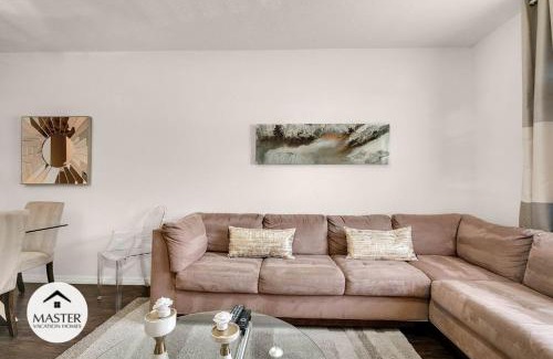 Bay Lake Casa | 3 Bedrooms 2 Bathrooms Lucaya Village 18-102