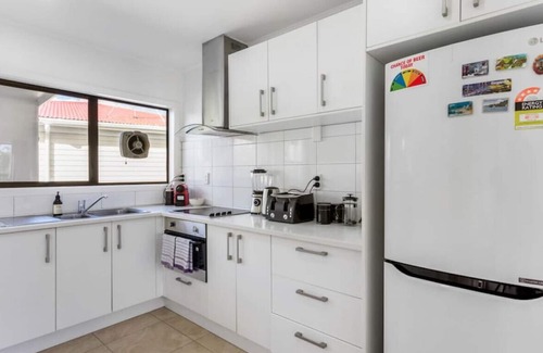 Papatoetoe Casa | 3 bedrooms, 4 beds | 1 bathroom | covered deck