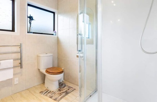 Papatoetoe Casa | 3 bedrooms, 4 beds | 1 bathroom | covered deck