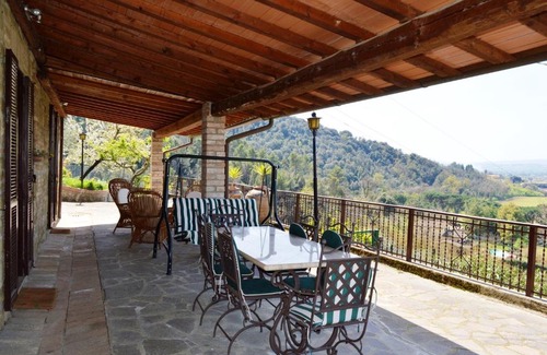 Torgiano Apartamento | 3 bedrooms appartement with shared pool furnished garden and wifi at Torgiano