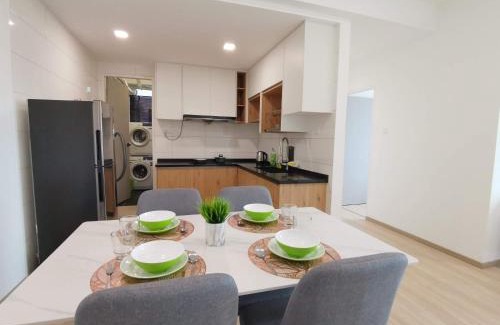Richmond Hill Apartamento | 3 bedrooms condo with pools, gym, wifi & washer
