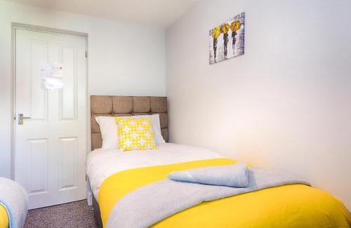 Landore Apartamento | 3 Bedrooms, Parking, Courtyard, Tv's in all rooms!