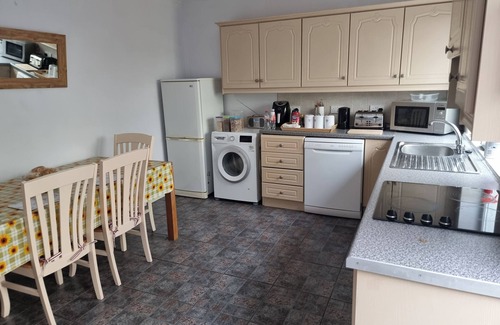 Cortober Casa | 3 Bedrooms - Sleep 7 - Garden - Private Parking