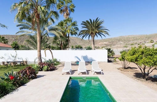 Palm-Mar Cabaña | Casa 3 habitaciones, WiFi, piscina y jardín privado.