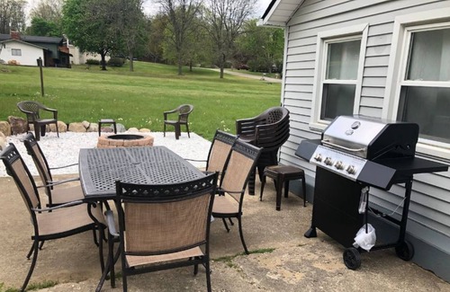 Lake Orion Casa | 3 Bedrooms with a Fire Pit