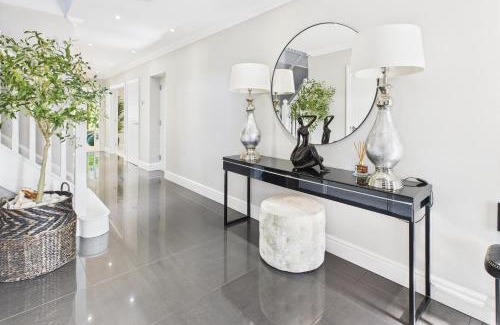 West Byfleet Casa | 3 beds Luxury Family Home with Self-Check in & Direct Train to London