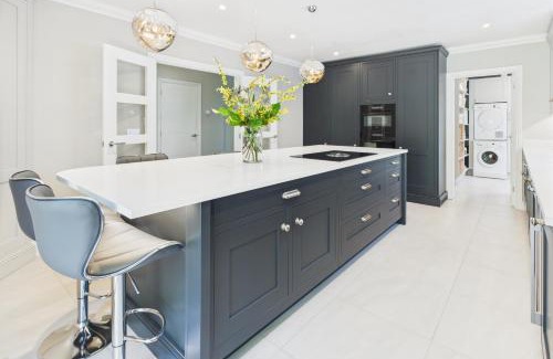 West Byfleet Casa | 3 beds Luxury Family Home with Self-Check in & Direct Train to London
