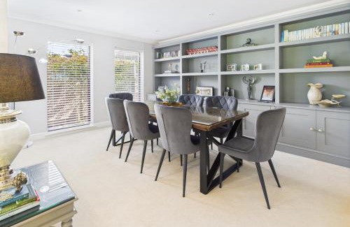 West Byfleet Casa | 3 beds Luxury Family Home with Self-Check in & Direct Train to London