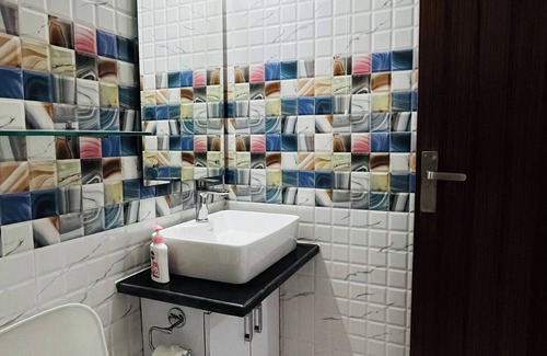 Vasant Kunj Apartamento | 3-BHK apartment in New Delhi with WiFi, AC at a 15 min distance from IGI Airport