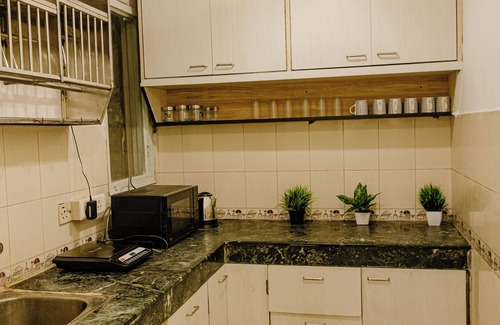 Hauz Khas Village Apartamento | 3 BHK Gem by Hauz Khas Fort with WiFi, AC in lovely New Delhi