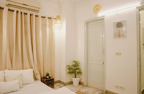 Hauz Khas Village Apartamento | 3 BHK Gem by Hauz Khas Fort with WiFi, AC in lovely New Delhi