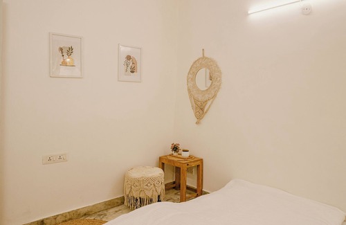 Hauz Khas Village Apartamento | 3 BHK Gem by Hauz Khas Fort with WiFi, AC in lovely New Delhi