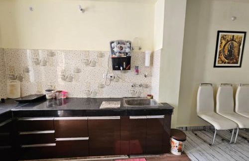 Alambagh Apartamento | 3 BHK in Krishna Nagar Lucknow LKO 401 L