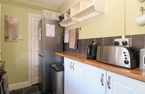 Thorpe St Andrew Cabaña | 3 BIRKBECK WAY, pet friendly, with hot tub in Norwich
