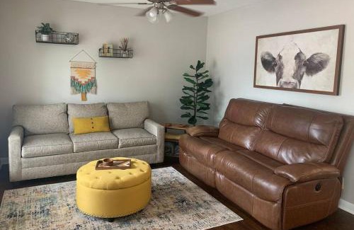 Central Arlington Casa | *3 blocks from AT&T Stadium* 2 bedroom-sleeps 6